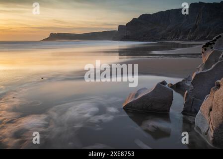 Sonnenuntergang über einer einsamen Mewslade Bay in Gower, South Wales, Großbritannien. Winter (Februar) 2019. Stockfoto