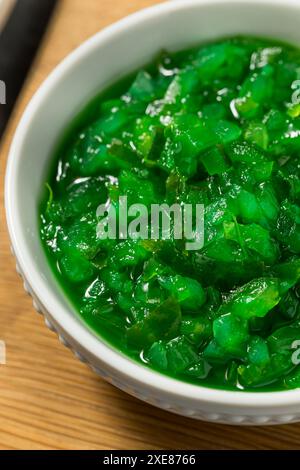 Chicago Style Neon Pickle Relish in a Bowl Stockfoto