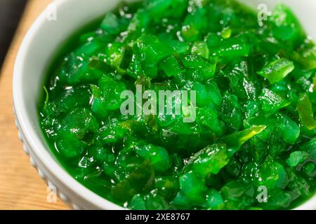 Chicago Style Neon Pickle Relish in a Bowl Stockfoto