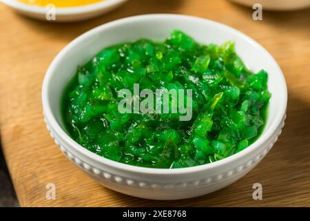Chicago Style Neon Pickle Relish in a Bowl Stockfoto