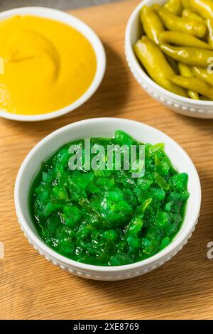 Chicago Style Neon Pickle Relish in a Bowl Stockfoto