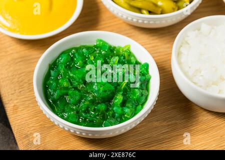 Chicago Style Neon Pickle Relish in a Bowl Stockfoto