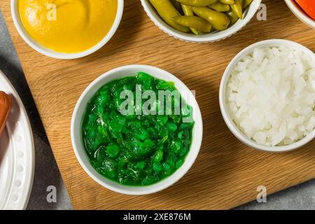 Chicago Style Neon Pickle Relish in a Bowl Stockfoto