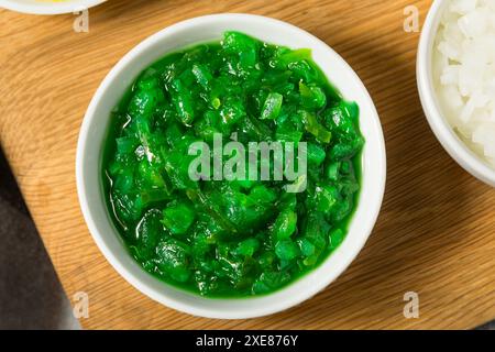 Chicago Style Neon Pickle Relish in a Bowl Stockfoto