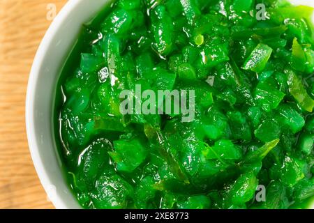 Chicago Style Neon Pickle Relish in a Bowl Stockfoto