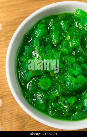Chicago Style Neon Pickle Relish in a Bowl Stockfoto