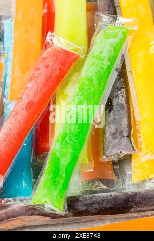 Bunte Süßes Gefrierfach Pop Popsicles mit Wassermelone Lime und Kirsche Stockfoto