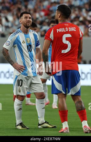 Argentiniens Stürmer Lionel Messi (R) sieht einen Bildschirm des nächsten chilenischen Verteidigers Paulo Diaz während der Copa America USA 2024, Gruppenspiel zwischen Chile und Argentinien, im MetLife-Stadion in New Jersey, am 25. Juni 2024. Stockfoto