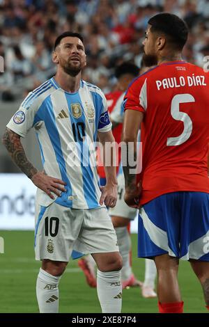 Argentiniens Stürmer Lionel Messi (R) sieht einen Bildschirm des nächsten chilenischen Verteidigers Paulo Diaz während der Copa America USA 2024, Gruppenspiel zwischen Chile und Argentinien, im MetLife-Stadion in New Jersey, am 25. Juni 2024. Stockfoto