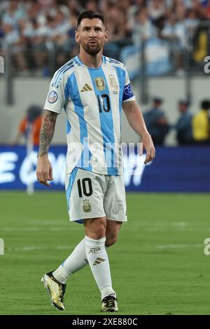 Der argentinische Stürmer Lionel Messi ist während des Copa America USA 2024, einem Gruppenspiel zwischen Chile und Argentinien, am 25. Juni 2024 im MetLife-Stadion in New Jersey gestubt. Stockfoto