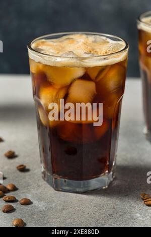 Kalter, eisiger Americano-Kaffee in einem Glas mit Eis Stockfoto
