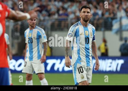 Der argentinische Stürmer Lionel Messi ist während des Copa America USA 2024, einem Gruppenspiel zwischen Chile und Argentinien, am 25. Juni 2024 im MetLife-Stadion in New Jersey gestubt. Stockfoto