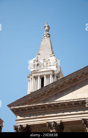 Turm der St George's Bloomsbury Church, Bloomsbury Way, Bloomsbury, London - Beerdigung der berühmten Suffragette, Emily Wilding Davison, die starb Stockfoto