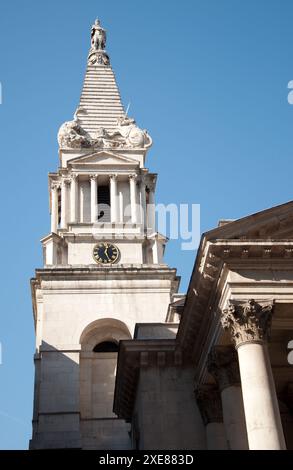 Spitze der St. George's Bloomsbury Church, Bloomsbury Way, Bloomsbury, London, England, Großbritannien. Stockfoto