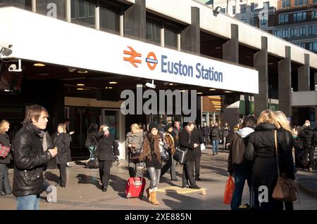 Bahnhof Euston - Forecourt, London, Großbritannien, England. Viele Leute auf dem Vorplatz, entweder verlassen oder ankommen; sonniger Tag aber kalt, die Leute sind warm Stockfoto