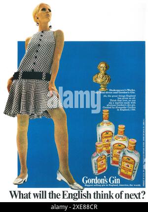 1967 Gordon's Gin Werbespot - Shakespeare und Minikleid - Was werden die Engländer als Nächstes denken? Stockfoto