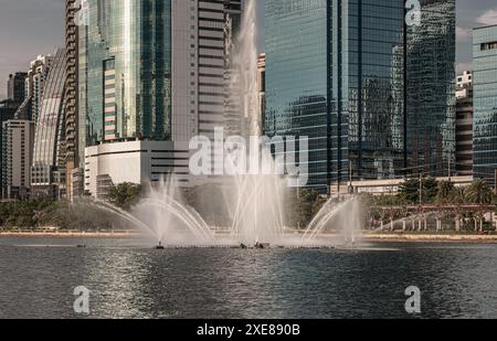 Bangkok, Thailand - 22. Juni 2024 - Bürogebäude im Stadtbild mit moderner Architektur mit Teichbrunnen. Malerische Aussicht auf Wolkenkratzer und Stockfoto