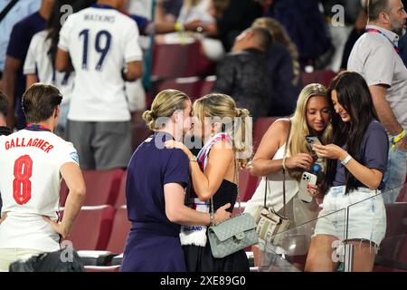 Englands Conor Gallagher küsst Aine May Kennedy nach dem Gruppenspiel der UEFA Euro 2024 im Kölner Stadion. Bilddatum: Dienstag, 25. Juni 2024. Stockfoto