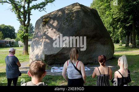 Altunternehmer, Deutschland. Juni 2024. Mit einem stillen marsch zum „Großen Stein“ gedenken Eltern und Freunde an den 13-Jährigen, der vor einem Jahr an dieser Stelle zusammenbrach, nachdem er eine „Blaue Punisher“-Pille eingenommen hatte und später starb. An dieser Aktion nahmen rund 40 Menschen Teil, die das Bewusstsein schärfen und vor Drogen warnen soll. Quelle: Bernd Wüstneck/dpa/Alamy Live News Stockfoto