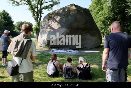 Altunternehmer, Deutschland. Juni 2024. Mit einem stillen marsch zum „Großen Stein“ gedenken Eltern und Freunde an den 13-Jährigen, der vor einem Jahr an dieser Stelle zusammenbrach, nachdem er eine „Blaue Punisher“-Pille eingenommen hatte und später starb. An dieser Aktion nahmen rund 40 Menschen Teil, die das Bewusstsein schärfen und vor Drogen warnen soll. Quelle: Bernd Wüstneck/dpa/Alamy Live News Stockfoto