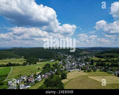 Ein wunderschoener wunderschöner heisser Sommertag im Siegerland. Luftaufnahme der Landschaft und den Ort Siegen-Oberschelden. Der Himmel ist blau mit Schönwetterwolken Schönwetterwolken. Sommer im Siegerland am 26.06.2024 in Siegen/Deutschland. *** Ein schöner heißer Sommertag im Siegerland aus der Vogelperspektive auf die Landschaft und das Dorf Siegen Oberschelden der Himmel ist blau mit Schönwetterwolken Schönwetterwolken Sommer im Siegerland am 26 06 2024 in Siegen Deutschland Stockfoto