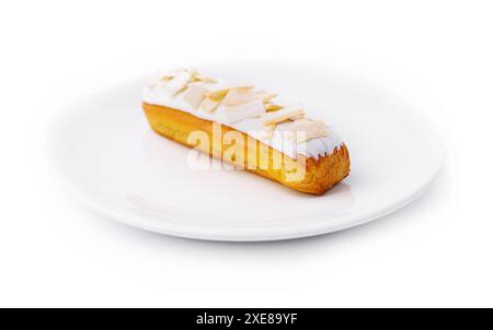 Eclair mit weißer Schokolade auf weißem Teller Stockfoto