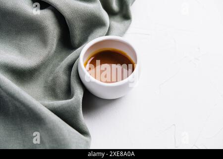 Gesalzenes Karamell in einem Keramikglas Stockfoto