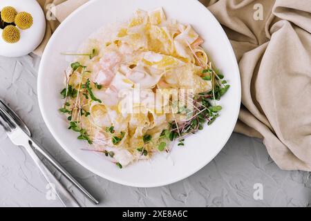 Tagliatelle Nudeln mit Lachs mit Parmesan in Sahnesauce Stockfoto