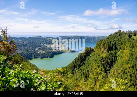 Blaue und grüne Seen (Lagoa das Sete Cidades). Insel Sao Miguel, Azoren Portugal Stockfoto