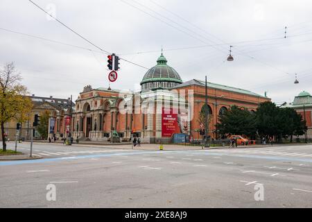 KOPENHAGEN, DÄNEMARK - 27. OKTOBER 2014: NY Carlsberg Glyptotek Museum in Kopenhagen mit Ampeln Stockfoto