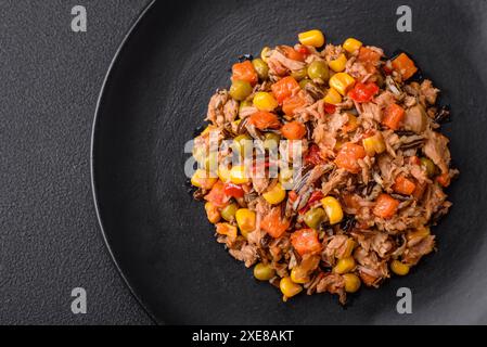 Köstlicher vegetarischer Salat mit Thunfisch aus der Dose und mexikanischer Gemüsesalat Stockfoto