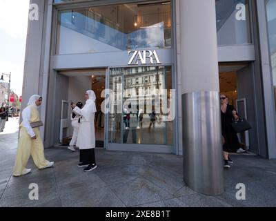 Zara Bekleidungs- und Modegeschäft in Oxford Street London im Besitz des spanischen Bekleidungsunternehmens Inditex Industria de Diseño Textil, S.A. Stockfoto