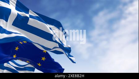 Nationalflaggen Griechenlands, die mit der Flagge der Europäischen Union im Wind winken Stockfoto