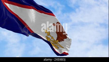 Die Flagge Amerikanisch-Samoas im Wind an klaren Tagen Stockfoto