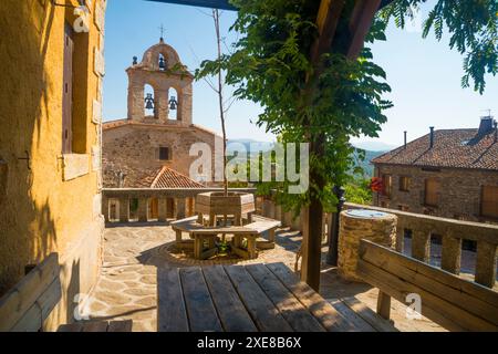 Terrasse am Hauptplatz und der Kirche San Miguel Arcangel. La Hiruela, Provinz Madrid, Spanien. Stockfoto