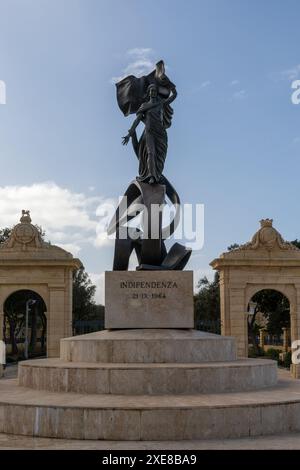 Vertikale Nahaufnahme der Unabhängigkeitsstatue von Malta in der Innenstadt von Valletta Stockfoto