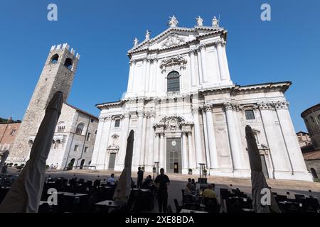 Romanischer Torre del Popolo (Volksturm) aus dem 12. Jahrhundert, romanischer gotischer Palazzo Broletto (Rathaus von Brescia) aus dem 12. Bis 13. Jahrhundert und Barock Stockfoto