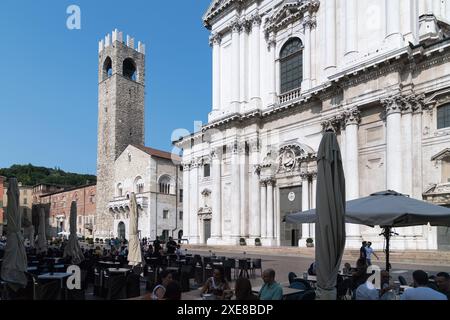 Romanischer Torre del Popolo (Volksturm) aus dem 12. Jahrhundert, romanischer gotischer Palazzo Broletto (Rathaus von Brescia) aus dem 12. Bis 13. Jahrhundert und Barock Stockfoto