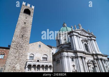 Romanischer Torre del Popolo (Volksturm) aus dem 12. Jahrhundert, romanischer gotischer Palazzo Broletto (Rathaus von Brescia) aus dem 12. Bis 13. Jahrhundert und Barock Stockfoto