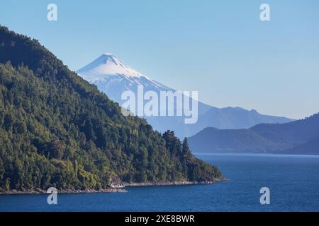 Der Osorno ist ein 2652 m hoher Vulkan im Süden Chiles. Er liegt im RegiÃ³n de los Lagos östlich des Llanquihue-Sees Stockfoto