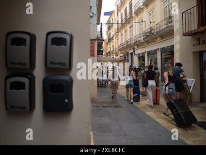 26. Juni 2024, Malaga, Spanien: Vorhängeschlösser für Touristen werden als Touristen gesehen, die ihre Koffer auf die Straße schieben, vor dem Hintergrund der zunehmenden Ablehnung des Massentourismus. Malaga hat einen deutlichen Anstieg des Massentourismus und eine Zunahme der Zahl der Touristenwohnungen im Stadtzentrum und in den Vierteln erlebt. Diese Faktoren haben zu steigenden Miet- und Wohnungspreisen geführt. Lokale Nachbarschaftsverbände und -Organisationen fordern Maßnahmen zur Begrenzung der Mietpreise und der Auswirkungen des Massentourismus. (Credit Image: © Jesus Merida/SOPA images via ZUMA Press Wire) EDITORIAL USAG Stockfoto