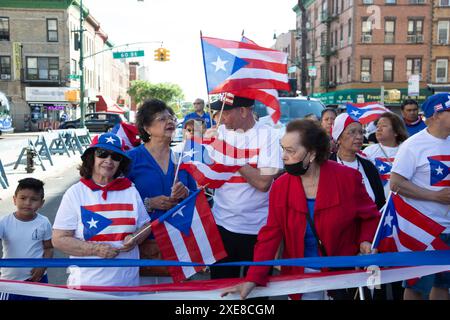 Stadtteil Puerto-rican Day Parade auf der 5. Avcenue im Sunset Park, Brooklyn, New York. Lokale Zuschauer bei der Veranstaltung. Stockfoto