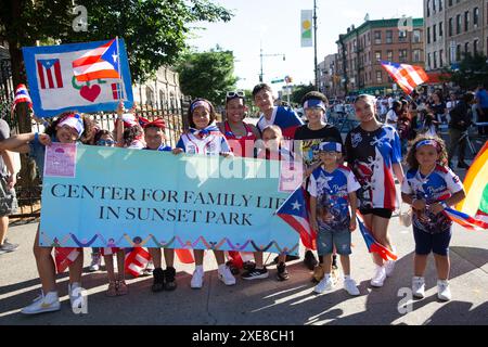 Stadtteil Puerto-rican Day Parade auf der 5. Avcenue im Sunset Park, Brooklyn, New York. Stockfoto