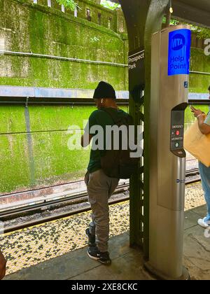 Man wartet auf einen B-Zug an der Prospect Park Station in Brooklyn, New York. Stockfoto