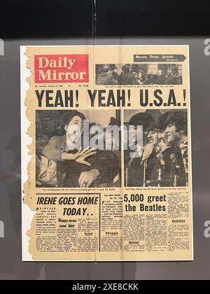 Schlagzeile aus der Ausstellung des Brooklyn Museums. 8. Februar 1964 Ausgabe des Daily Mirror in London, einen Tag nach der ersten Landung der Beatles am Kennedy Airport am 7. Februar, wo sie von Tausenden von Fans begrüßt wurden. Stockfoto