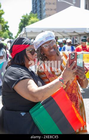 Juneteenth Parade und Festival auf der 116th Street und dem Malcolm X Blvd im Stadtteil Harlem von New York City. Sie steht für Freiheit, Gerechtigkeit und Gleichheit. Am 19. Juni 1865 kam die Freiheit für die 250.000 versklavten Menschen in Texas. An diesem Tag, der als Juneteenth bekannt wurde, kam die Armee, um das durchzusetzen, was bereits zweieinhalb Jahre lang das Gesetz des Landes war – die Emanzipationsproklamation. Stockfoto