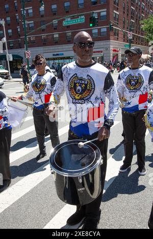 Juneteenth Parade und Festival auf der 116th Street und dem Malcolm X Blvd im Stadtteil Harlem von New York City. Sie steht für Freiheit, Gerechtigkeit und Gleichheit. Am 19. Juni 1865 kam die Freiheit für die 250.000 versklavten Menschen in Texas. An diesem Tag, der als Juneteenth bekannt wurde, kam die Armee, um das durchzusetzen, was bereits zweieinhalb Jahre lang das Gesetz des Landes war – die Emanzipationsproklamation. Stockfoto