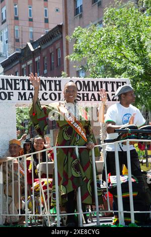 Juneteenth Parade und Festival auf der 116th Street und dem Malcolm X Blvd im Stadtteil Harlem von New York City. Sie steht für Freiheit, Gerechtigkeit und Gleichheit. Am 19. Juni 1865 kam die Freiheit für die 250.000 versklavten Menschen in Texas. An diesem Tag, der als Juneteenth bekannt wurde, kam die Armee, um das durchzusetzen, was bereits zweieinhalb Jahre lang das Gesetz des Landes war – die Emanzipationsproklamation. Stockfoto