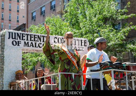 Juneteenth Parade und Festival auf der 116th Street und dem Malcolm X Blvd im Stadtteil Harlem von New York City. Sie steht für Freiheit, Gerechtigkeit und Gleichheit. Am 19. Juni 1865 kam die Freiheit für die 250.000 versklavten Menschen in Texas. An diesem Tag, der als Juneteenth bekannt wurde, kam die Armee, um das durchzusetzen, was bereits zweieinhalb Jahre lang das Gesetz des Landes war – die Emanzipationsproklamation. Stockfoto