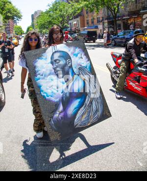 Juneteenth Parade und Festival auf der 116th Street und dem Malcolm X Blvd im Stadtteil Harlem von New York City. Sie steht für Freiheit, Gerechtigkeit und Gleichheit. Am 19. Juni 1865 kam die Freiheit für die 250.000 versklavten Menschen in Texas. An diesem Tag, der als Juneteenth bekannt wurde, kam die Armee, um das durchzusetzen, was bereits zweieinhalb Jahre lang das Gesetz des Landes war – die Emanzipationsproklamation. Stockfoto